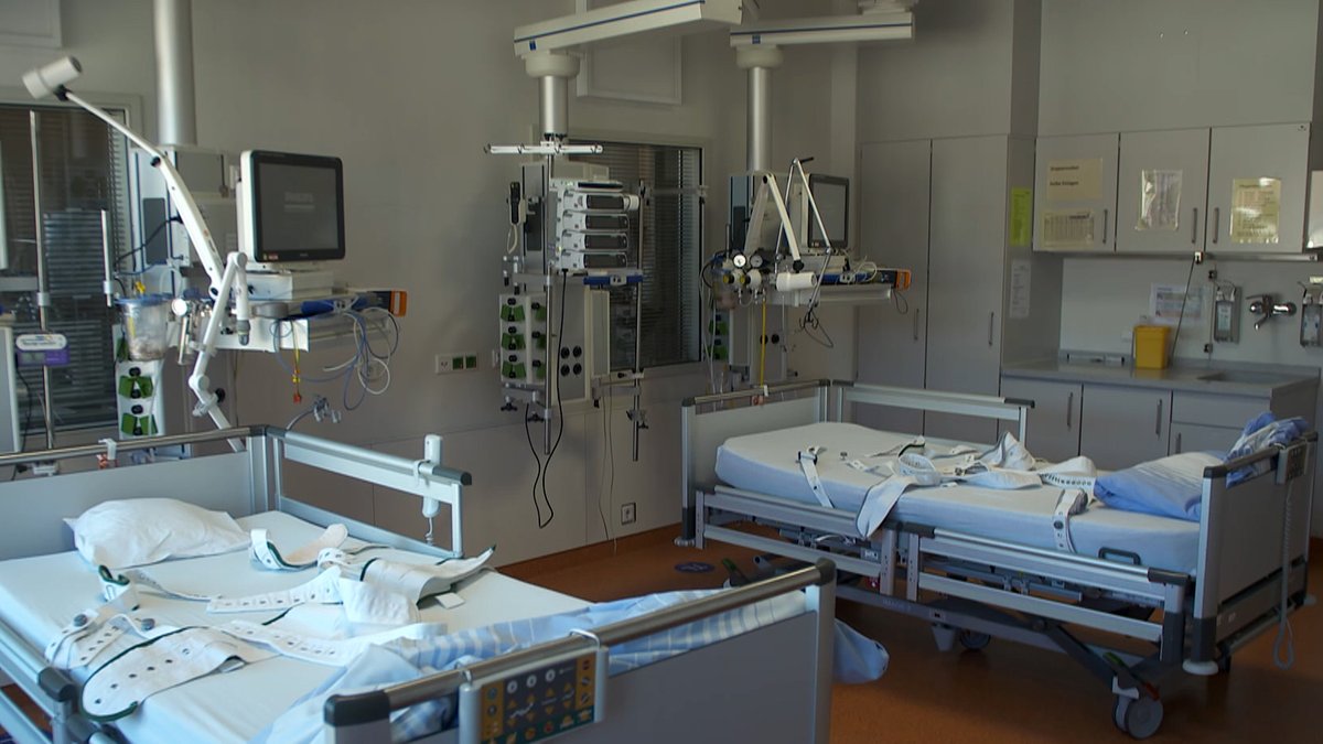 Ein Krankenhauszimmer mit sogenannten Toxbetten: Hier werden Patienten mit Drogenvergiftungen angebunden um Verletzungen vorzubeugen.