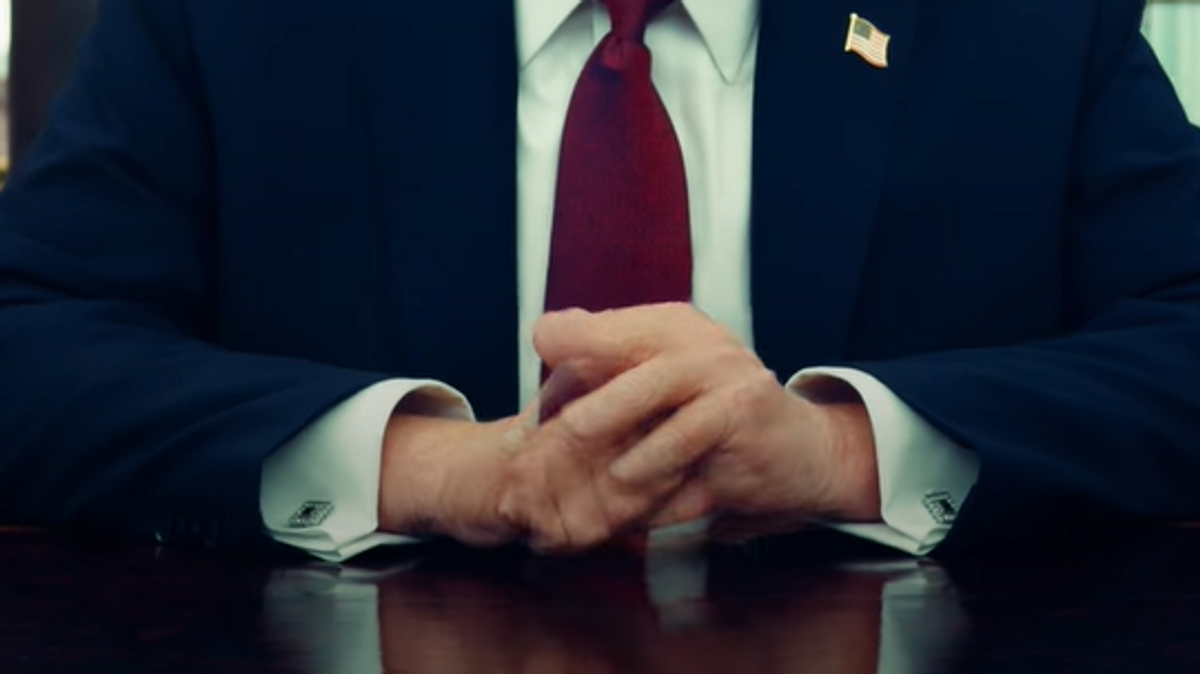 Ein Videoausschnitt des Statements zeigt vergrößert die scheinbar deformierten Finger von Donald Trump