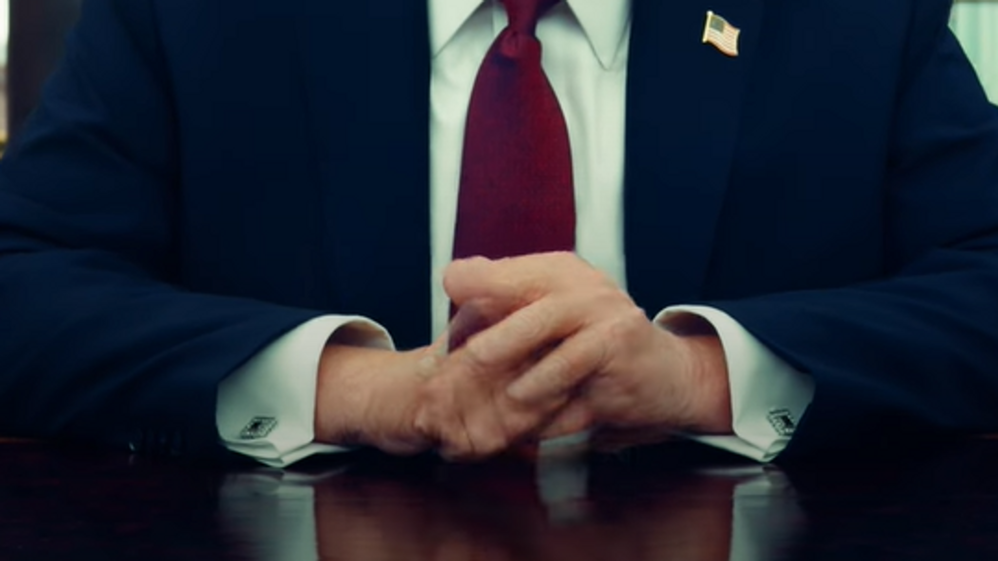 Ein Videoausschnitt des Statements zeigt vergrößert die scheinbar deformierten Finger von Donald Trump