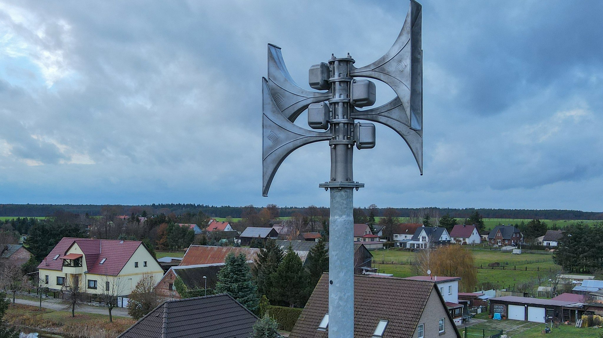 Eine Sirene in einem Dorf 