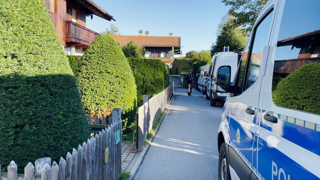 Das Haus des Oligarchen Usmanov in Rottach-Egern wird seit dem Morgen durchsucht. | Bild: BR/ Fabian Mader Das Haus des Oligarchen Usmanov in Rottach-Egern wird seit dem Morgen durchsucht.