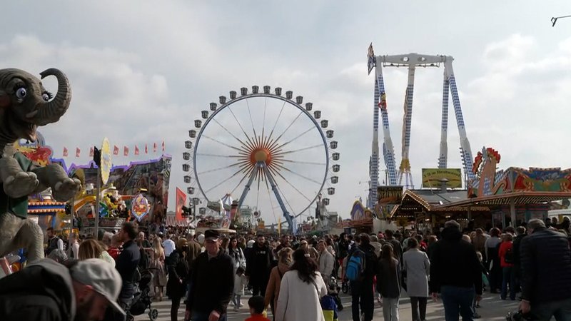 Das Münchner Frühlingsfest ist eröffnet. Es gilt als die "Kleine Wiesn." Die Stimmung war gut zum Auftakt. 