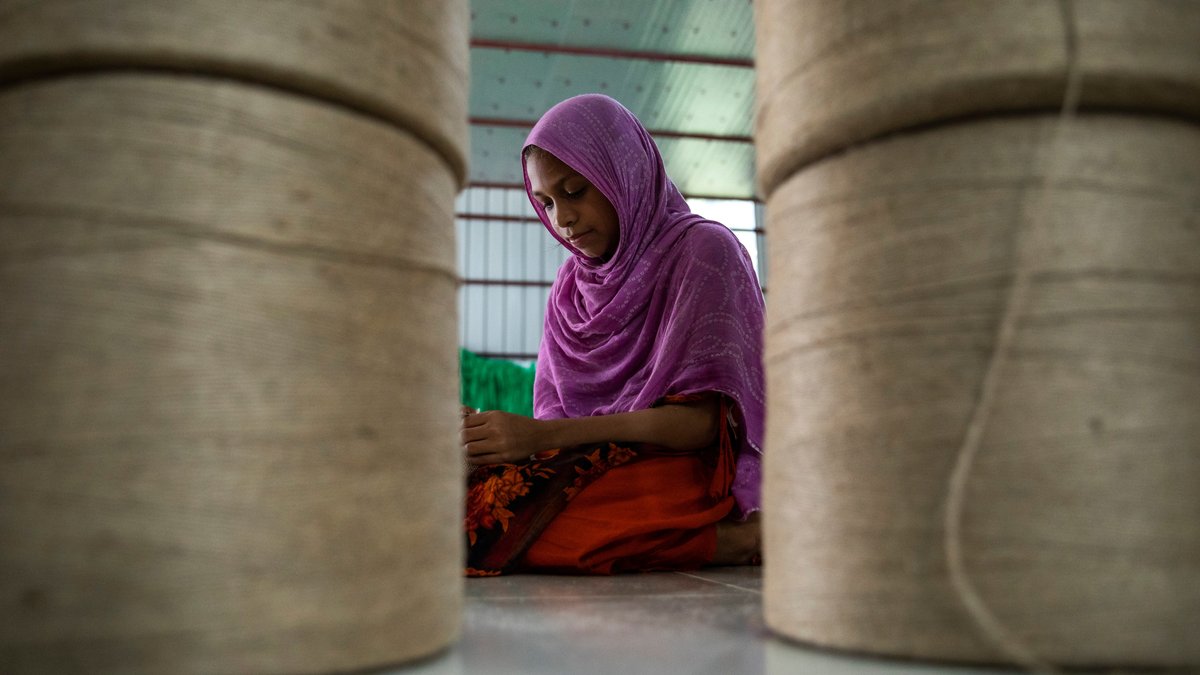 Eine minderjährige Arbeiterin stellt in Bangladesch Jutebeutel her (Archivbild)