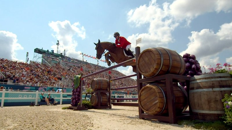Sprung über eine Hürde | Bild: Bayerischer Rundfunk 2024 Sprung über eine Hürde