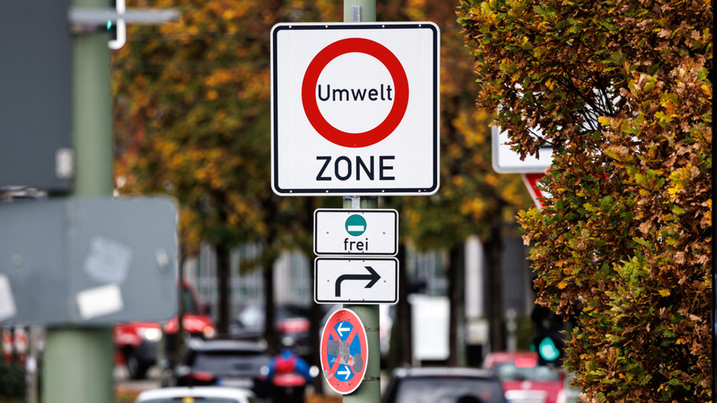 Verkehrsschild mit Hinweis auf die Umweltzone an einer Ausfahrt des Mittleren Rings in München