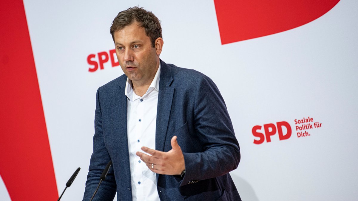 Lars Klingbeil, SPD-Bundesvorsitzender, vor ein Wand mit SPD-Logo.