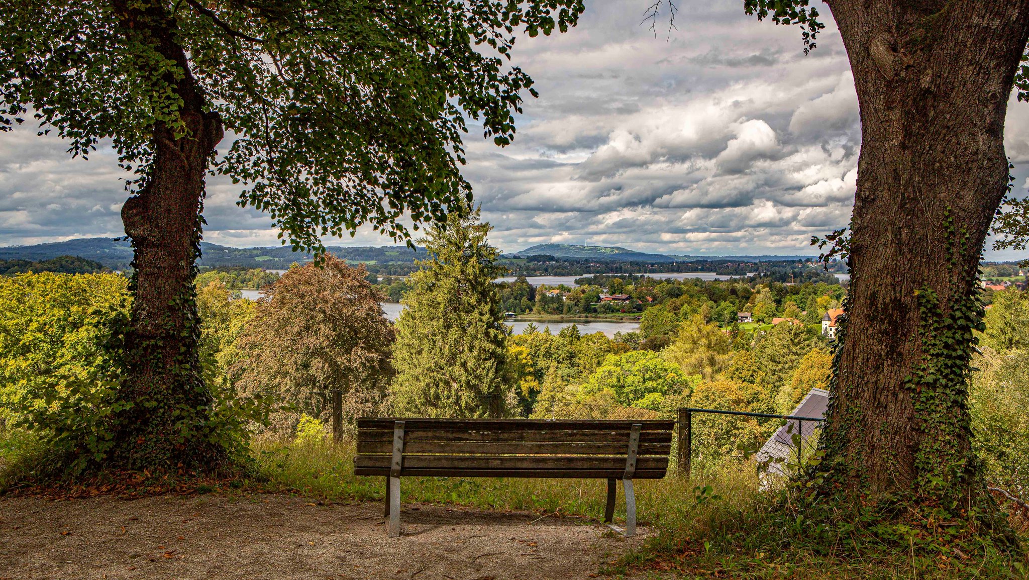 Archivbild (19.09.2023): Blick von der Ludwigshöhe in Murnau über den Staffelsee bis zum faffenwinkel mit Hohenpeißenberg ( Oberbayern )