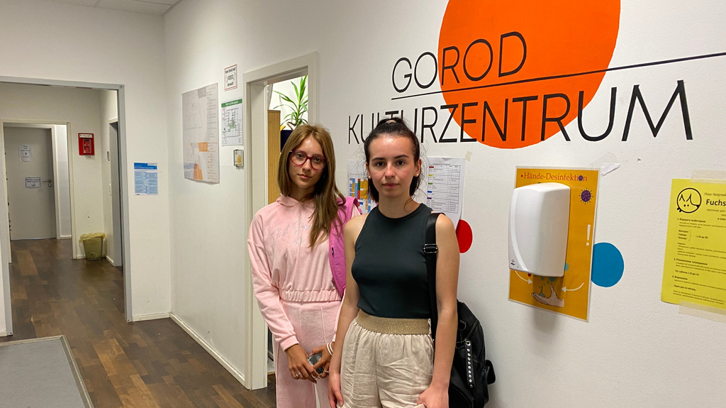 Zwei ukrainische Schülerinnen im Gorod-Kulturzentrum in München