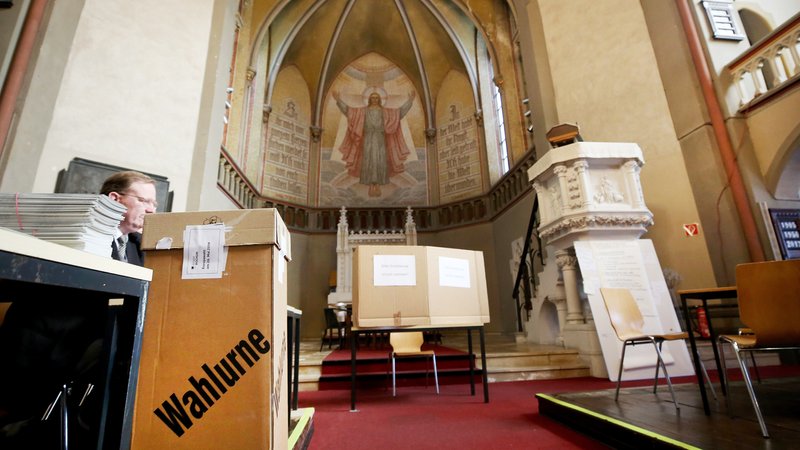 In der Lutherkirche, die nicht mehr als Kirche genutzt wird, hat die Stadt Bochum 2019 ein Wahllokal eingerichtet | Bild: picture alliance/dpa | Roland Weihrauch In der Lutherkirche, die nicht mehr als Kirche genutzt wird, hat die Stadt Bochum 2019 ein Wahllokal eingerichtet