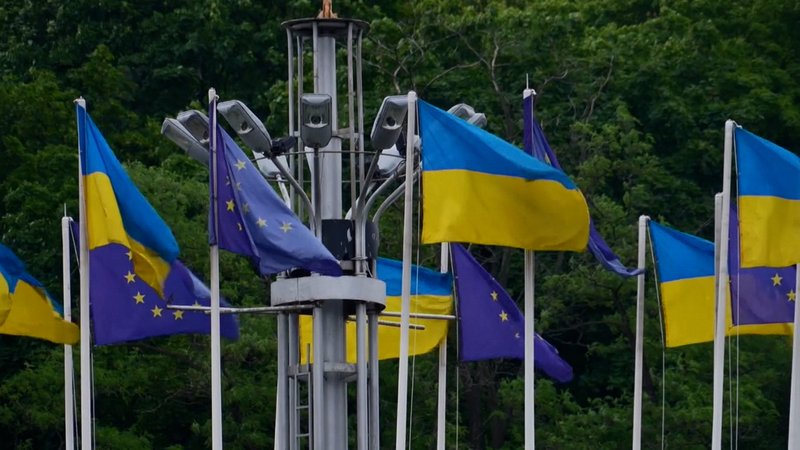 Fahnen der EU und der Ukraine wehen im Wind