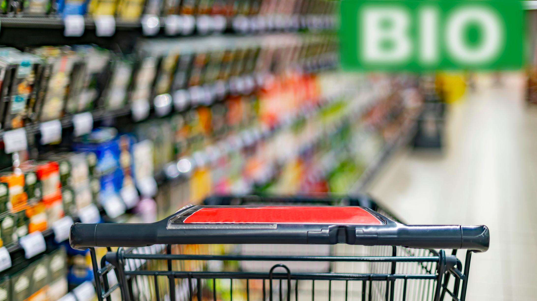 Seit Verbraucher wieder mehr aufs Geld schauen, sinkt die Nachfrage nach teuren Bio-Lebensmitteln - vor allem in Hofläden und Naturkostläden. Gekauft wird "bio" nun eher im Supermarkt und Discounter.
