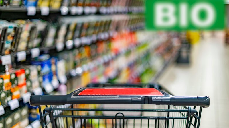 Seit Verbraucher wieder mehr aufs Geld schauen, sinkt die Nachfrage nach teuren Bio-Lebensmitteln - vor allem in Hofläden und Naturkostläden. Gekauft wird "bio" nun eher im Supermarkt und Discounter.