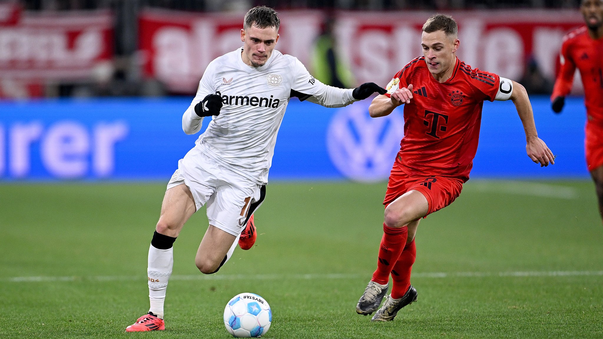 Florian Wirtz (Bayer Leverkusen) und Joshua Kimmich (FC Bayern)