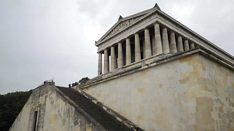 Die Walhalla von der Treppe aus gesehen mit hoher Mauer (Archivbild) | Bild: BR/ Sebastian Wintermeier Die Walhalla von der Treppe aus gesehen mit hoher Mauer (Archivbild)