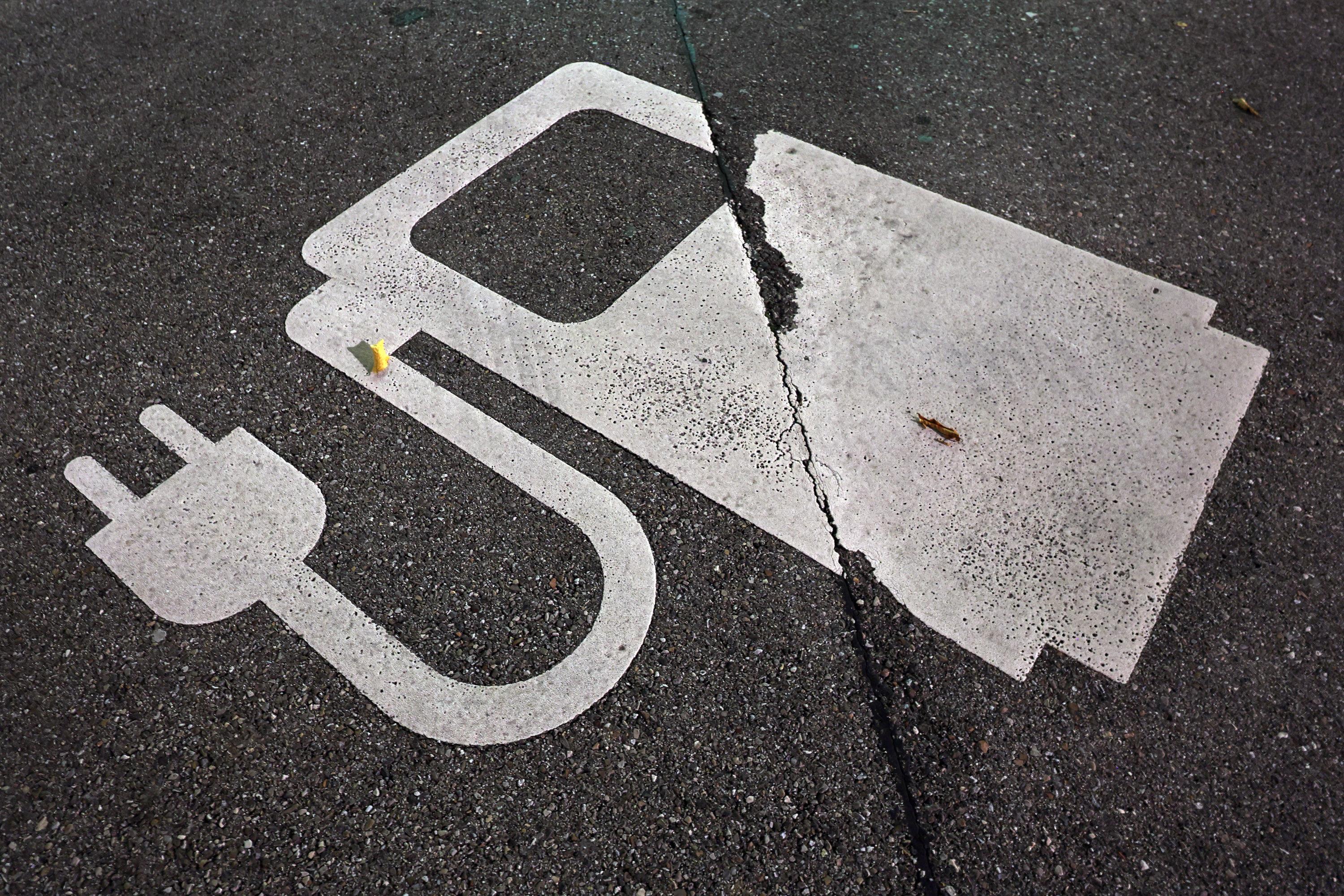 Ladeparkplatz für Elektro-Autos auf der Autobahnraststätte Lechwiesen