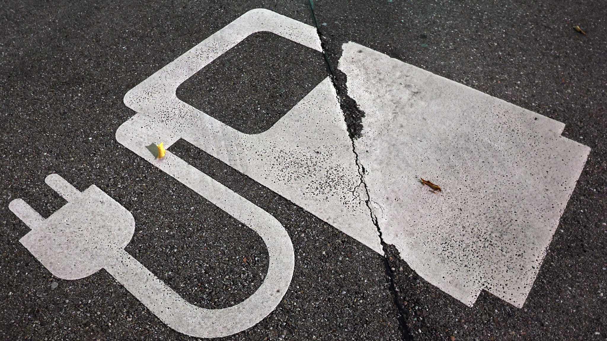 Ladeparkplatz für Elektro-Autos auf der Autobahnraststätte Lechwiesen