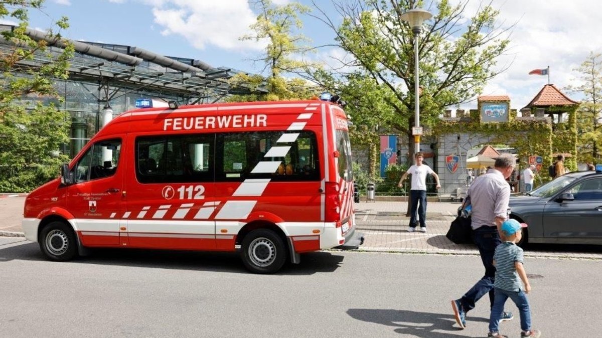 Ein Einsatzwagen der Feuerwehr steht vor dem Playmobil-Funpark in Zirndorf bei Nürnberg