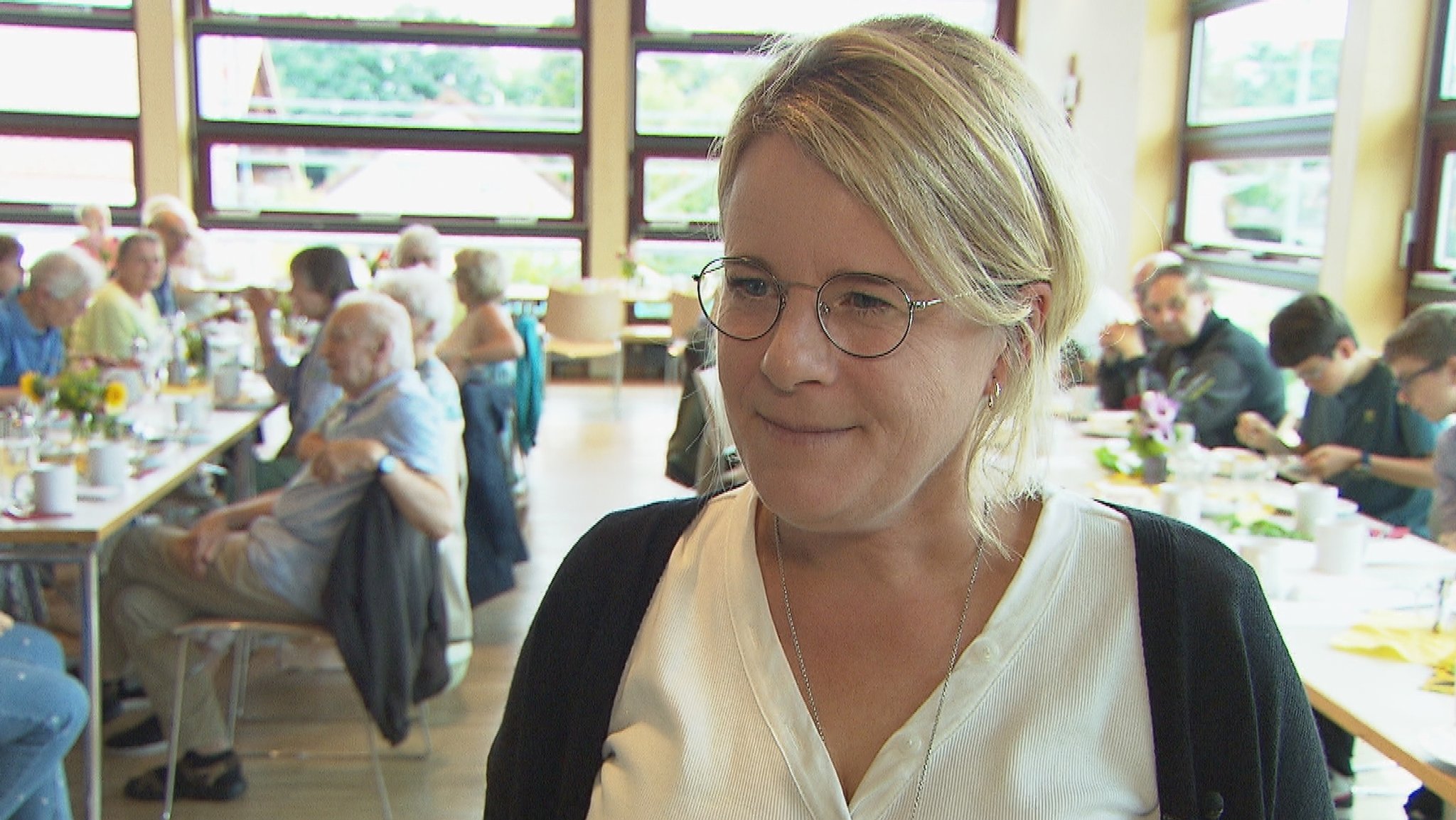 Ina Hofstaedter beim Singen mit Senioren. 