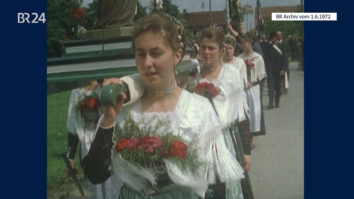 Prozession mit Frauen im Festgewand