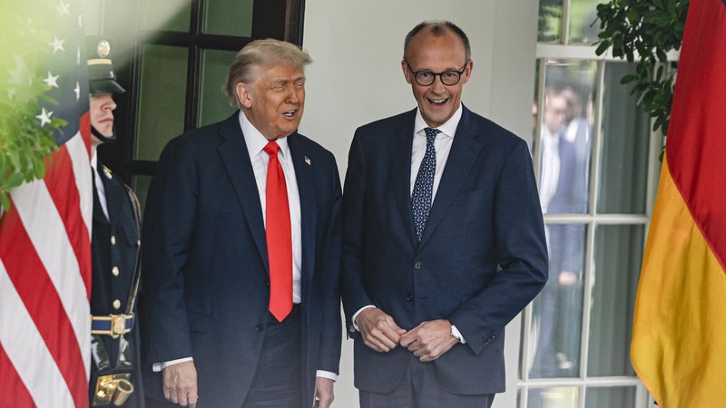 US-Präsident Donald Trump und Bundeskanzler Friedrich Merz vor dem Weißen Haus. | Bild: picture alliance / Anadolu | Celal Gunes US-Präsident Donald Trump und Bundeskanzler Friedrich Merz vor dem Weißen Haus.