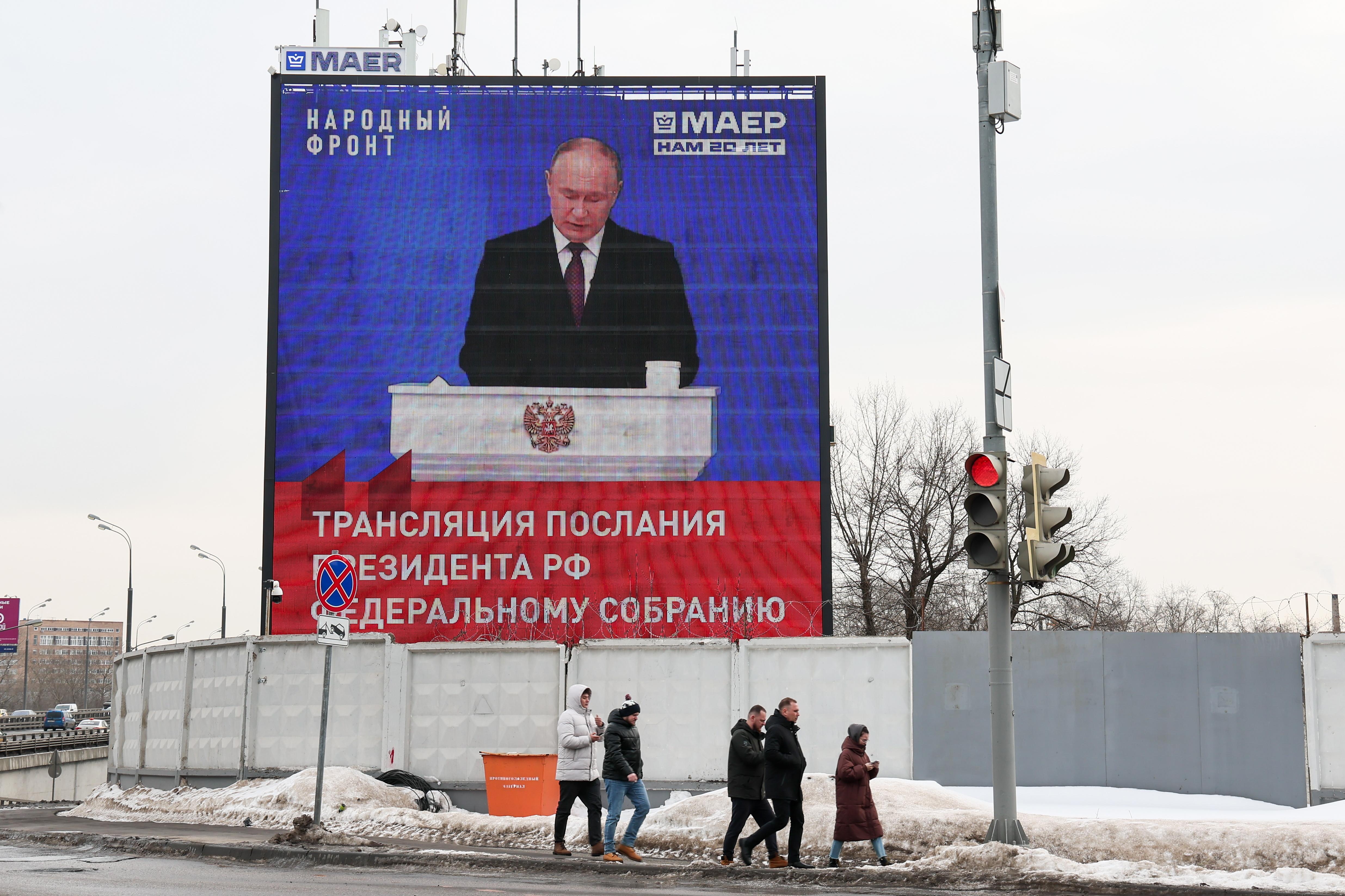 Moskau, 29.02.24: Auf einer riesigen Leinwand wird eine Rede des russischen Machthabers Wladimir Putin übertragen.