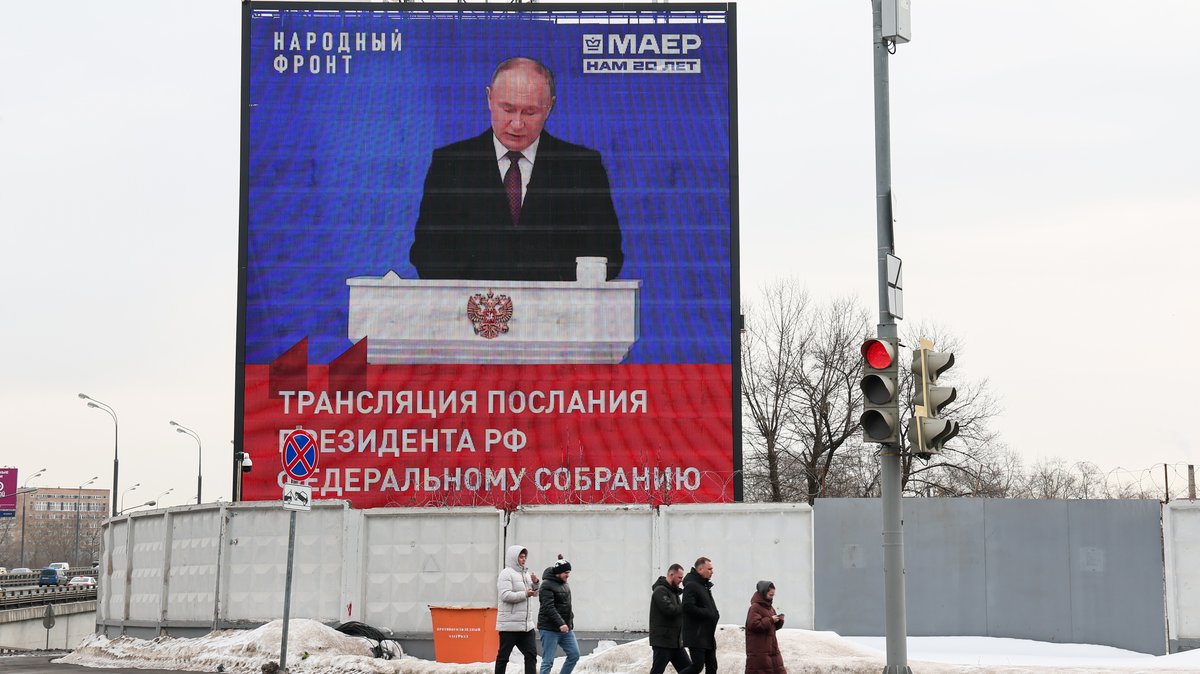 Moskau, 29.02.24: Auf einer riesigen Leinwand wird eine Rede des russischen Machthabers Wladimir Putin übertragen.