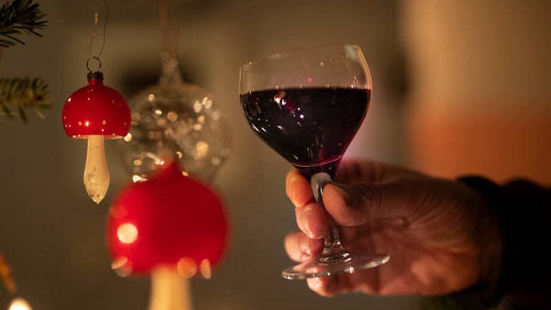 Warum trockene Alkoholiker Weihnachten leiden | Bild: picture alliance / photothek | Ute Grabowsky Warum trockene Alkoholiker Weihnachten leiden