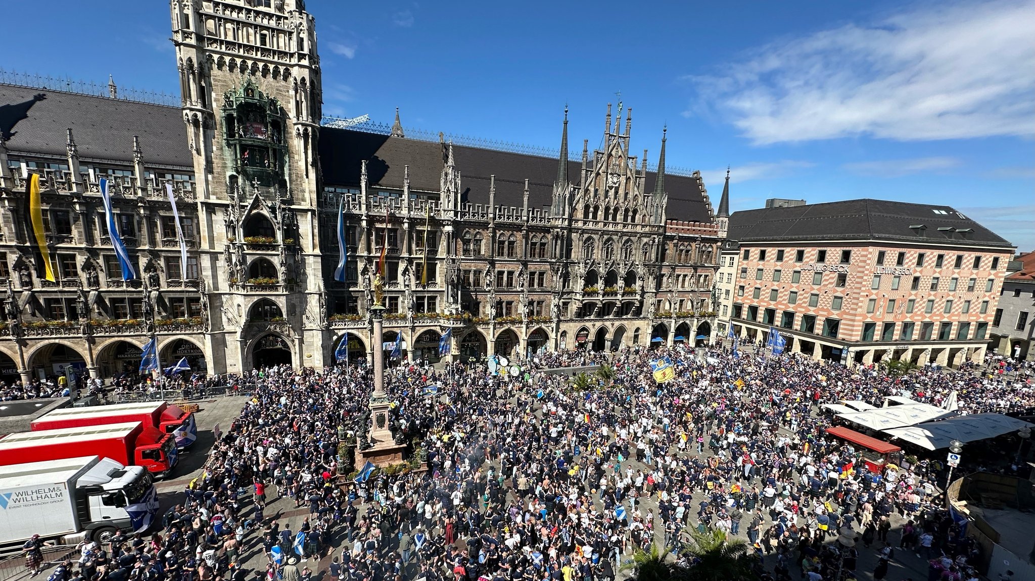 Der Münchner Marienplatz füllte sich am Nachmittag zunehmend