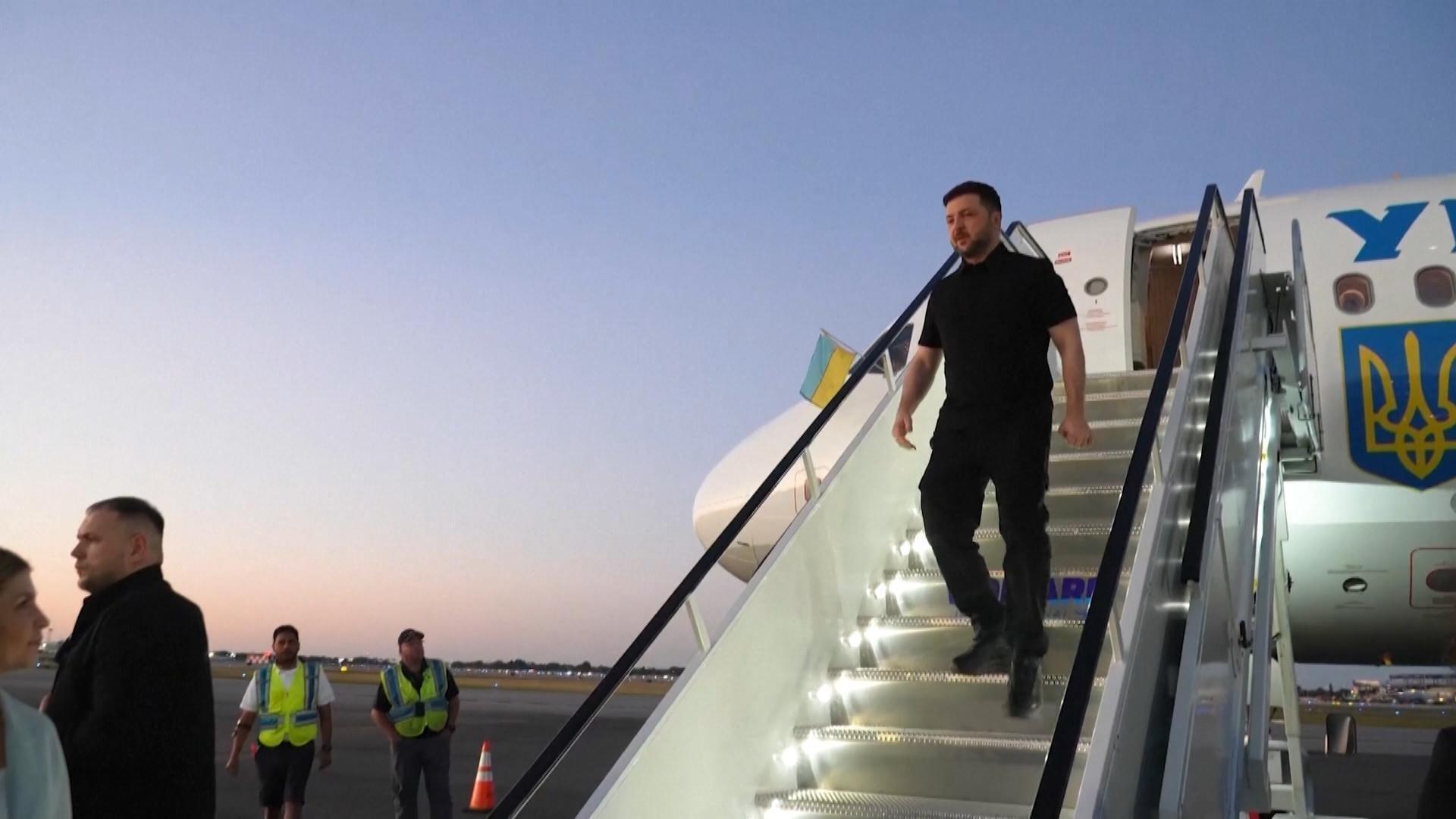 Der ukrainische Präsident Wolodymyr Selenskyj steigt in Florida aus seinem Flugzeug.