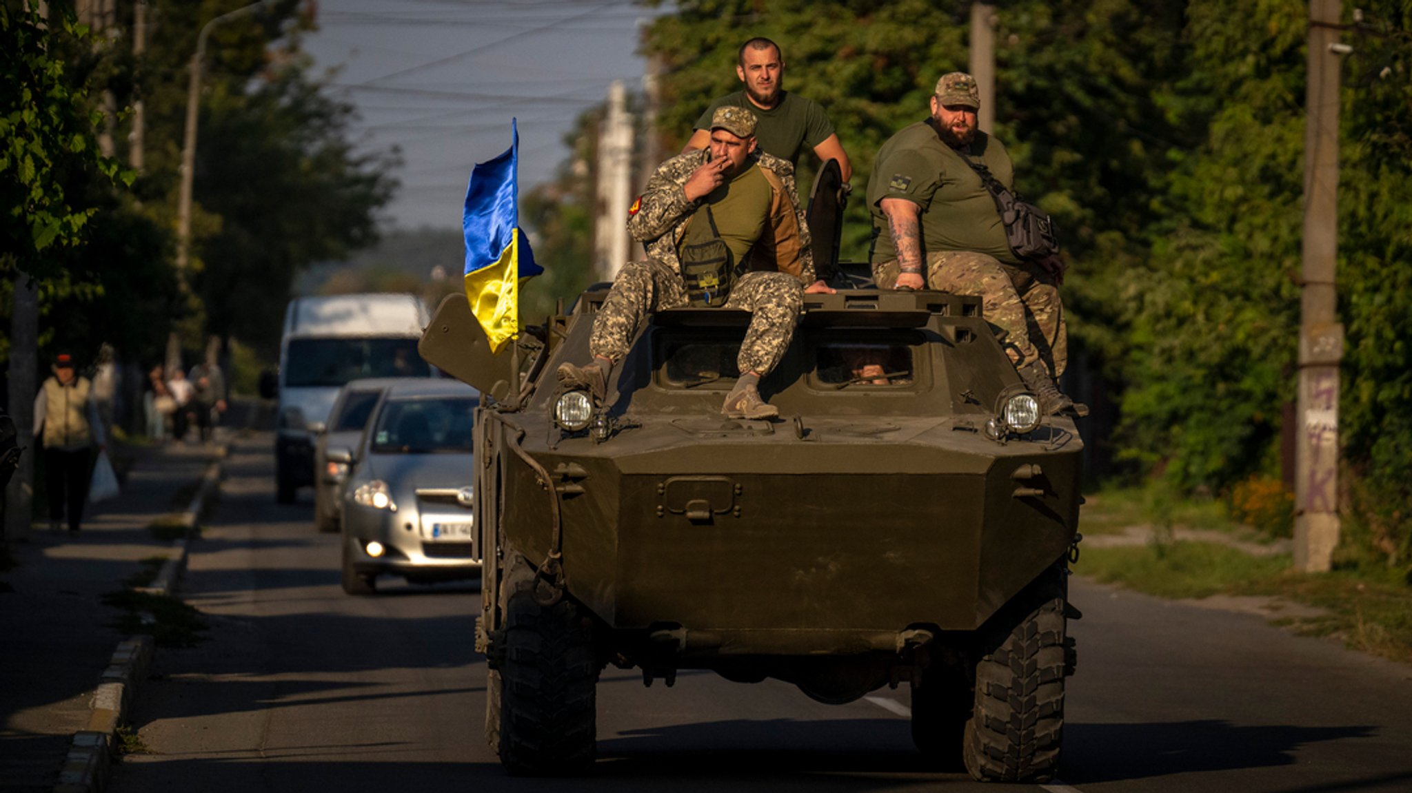 Soldaten der ukrainischen Armee sitzen auf einem gepanzerten Militärfahrzeug (Symbolbild)