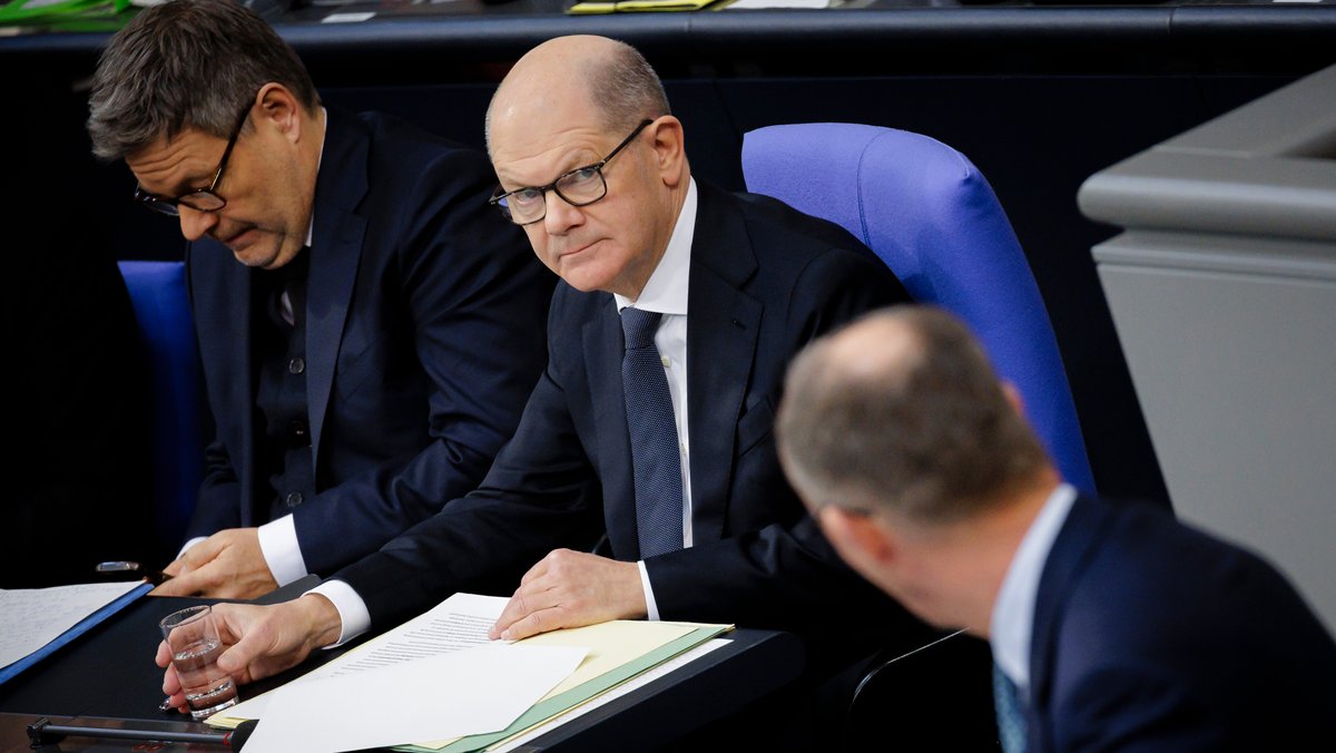 "Was war das denn?" Schlagabtausch zwischen Merz und Scholz