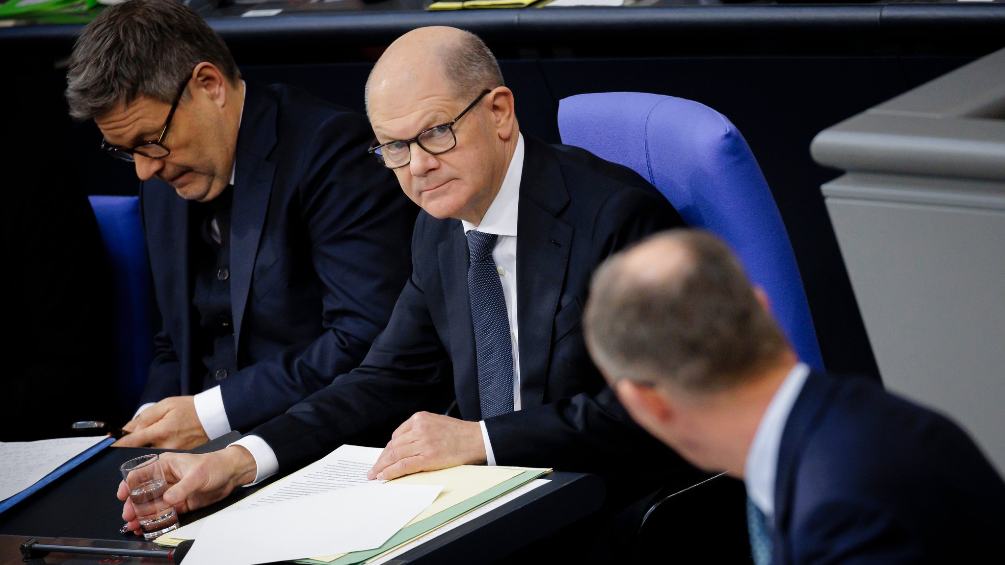 Oppositionsführer Friedrich Merz (CDU) blickt bei seiner Rede im Bundestag zu Kanzler Olaf Scholz (SPD) und Minister Robert Habeck (Grüne)