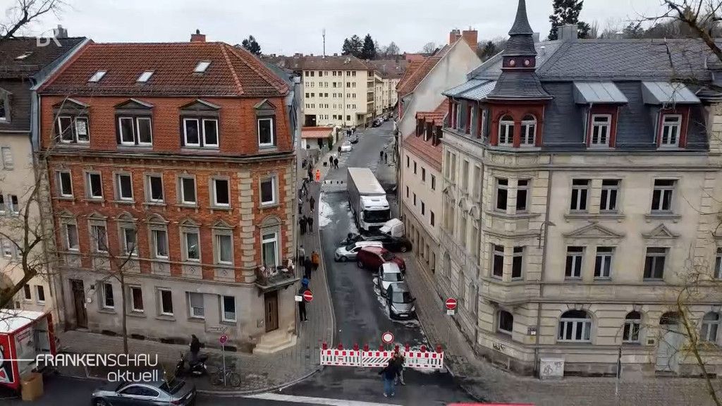Blick von oben auf die Hardstraße in Fürth mit Polizeiabsperrung und Lkw. | Bild: BR Blick von oben auf die Hardstraße in Fürth mit Polizeiabsperrung und Lkw.