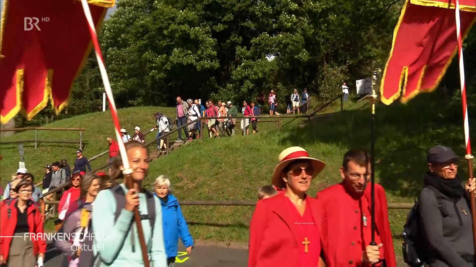 Die Ersten der Kreuzbergswallfahrer beim Eintreffen am Kreuzberg.