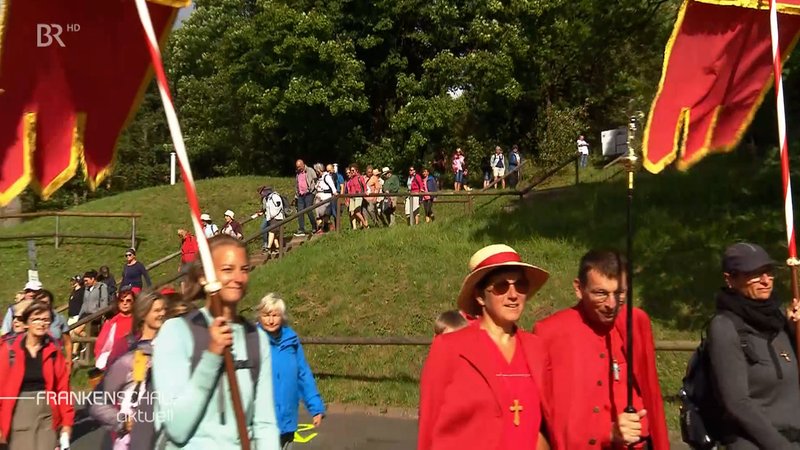 Die Ersten der Kreuzbergswallfahrer beim Eintreffen am Kreuzberg. | Bild: BR Die Ersten der Kreuzbergswallfahrer beim Eintreffen am Kreuzberg.