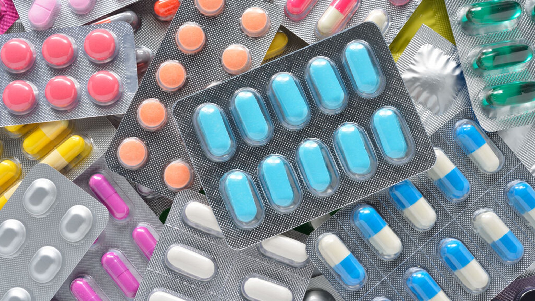 Viele verpackte, verschieden farbige Tabletten liegen aufeinander. | Bild: colourbox.com/#77517 Viele verpackte, verschieden farbige Tabletten liegen aufeinander.