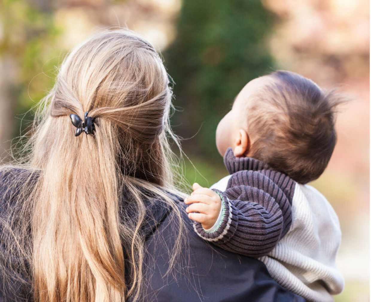 Eine Mutter mit ihrem Kind (Archiv- und Symbolbild)