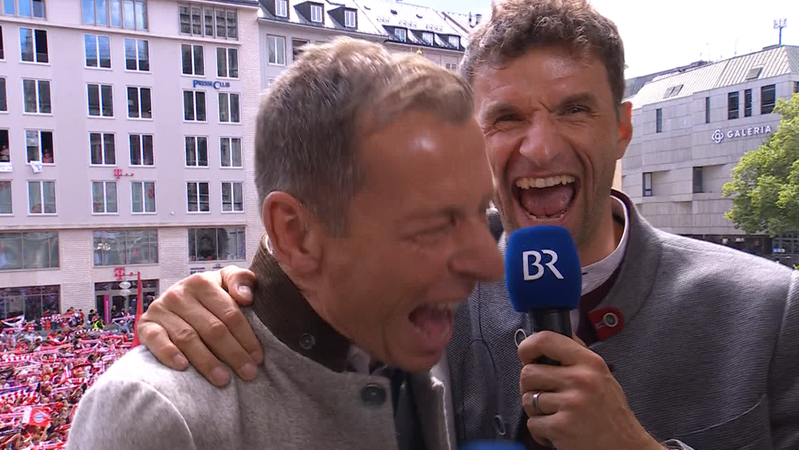 Thomas Müller (rechts) scherzt mit Moderator Markus Othmer (links) | Bild: BR Thomas Müller (rechts) scherzt mit Moderator Markus Othmer (links)