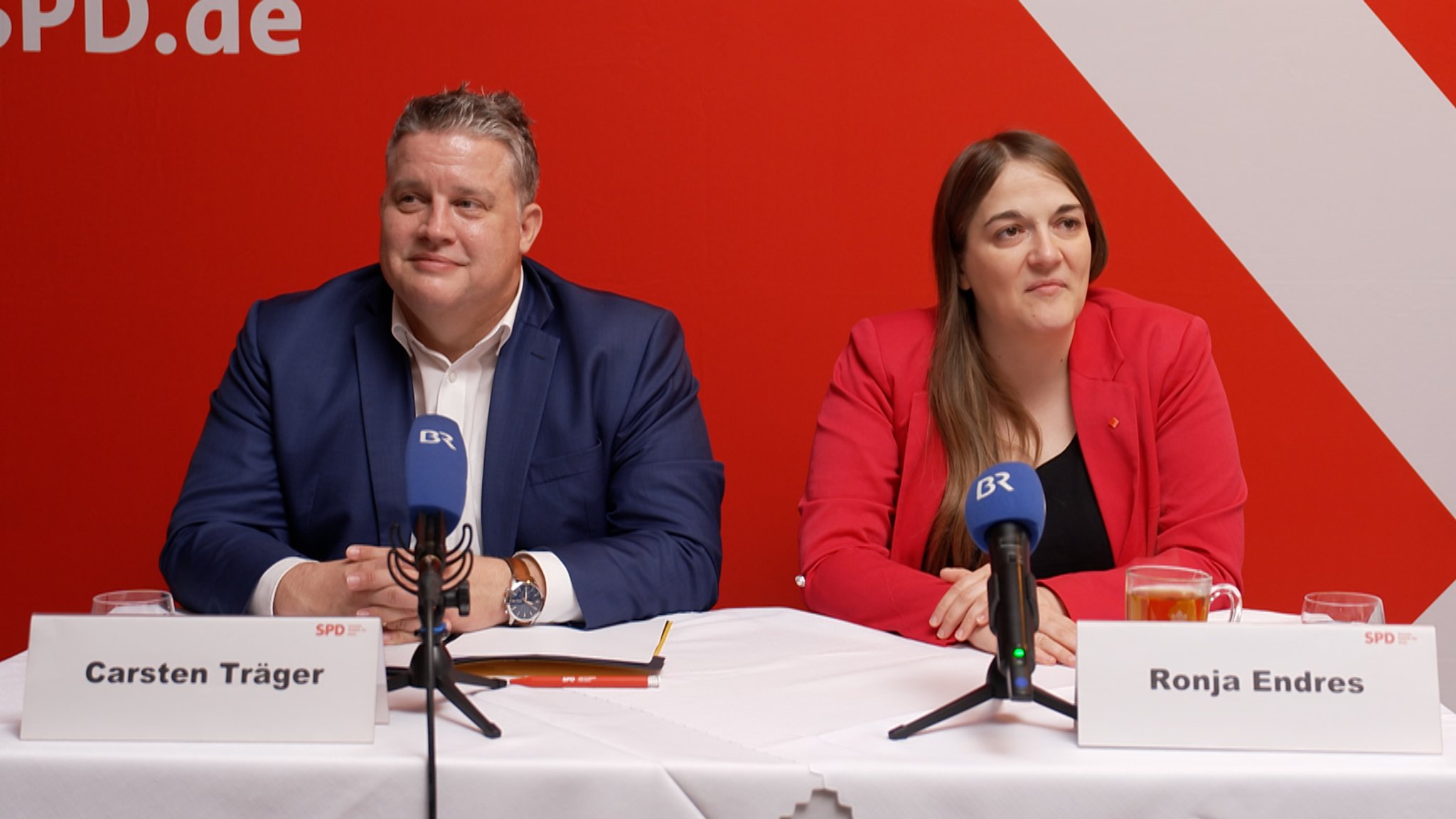 Carsten Träger, Spitzenkandidat der bayerischen SPD für die Bundestagswahl und die Landesvorsitzende Ronja Endres (rechts).