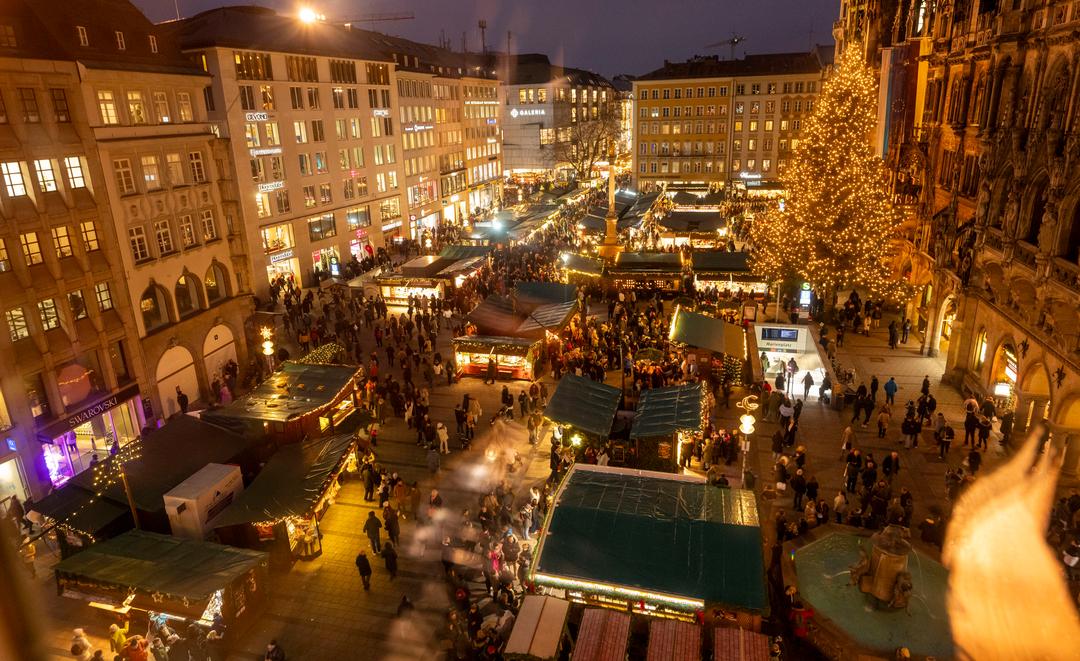 Der Christkindlmarkt auf dem Marienplatz in München.
