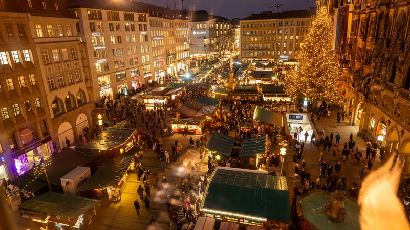Der Christkindlmarkt auf dem Marienplatz in München. | Bild: dpa-Bildfunk/Peter Kneffel Der Christkindlmarkt auf dem Marienplatz in München.