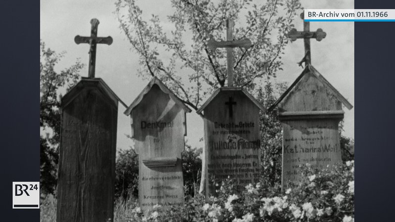 Vier Totenbretter auf Friedhof