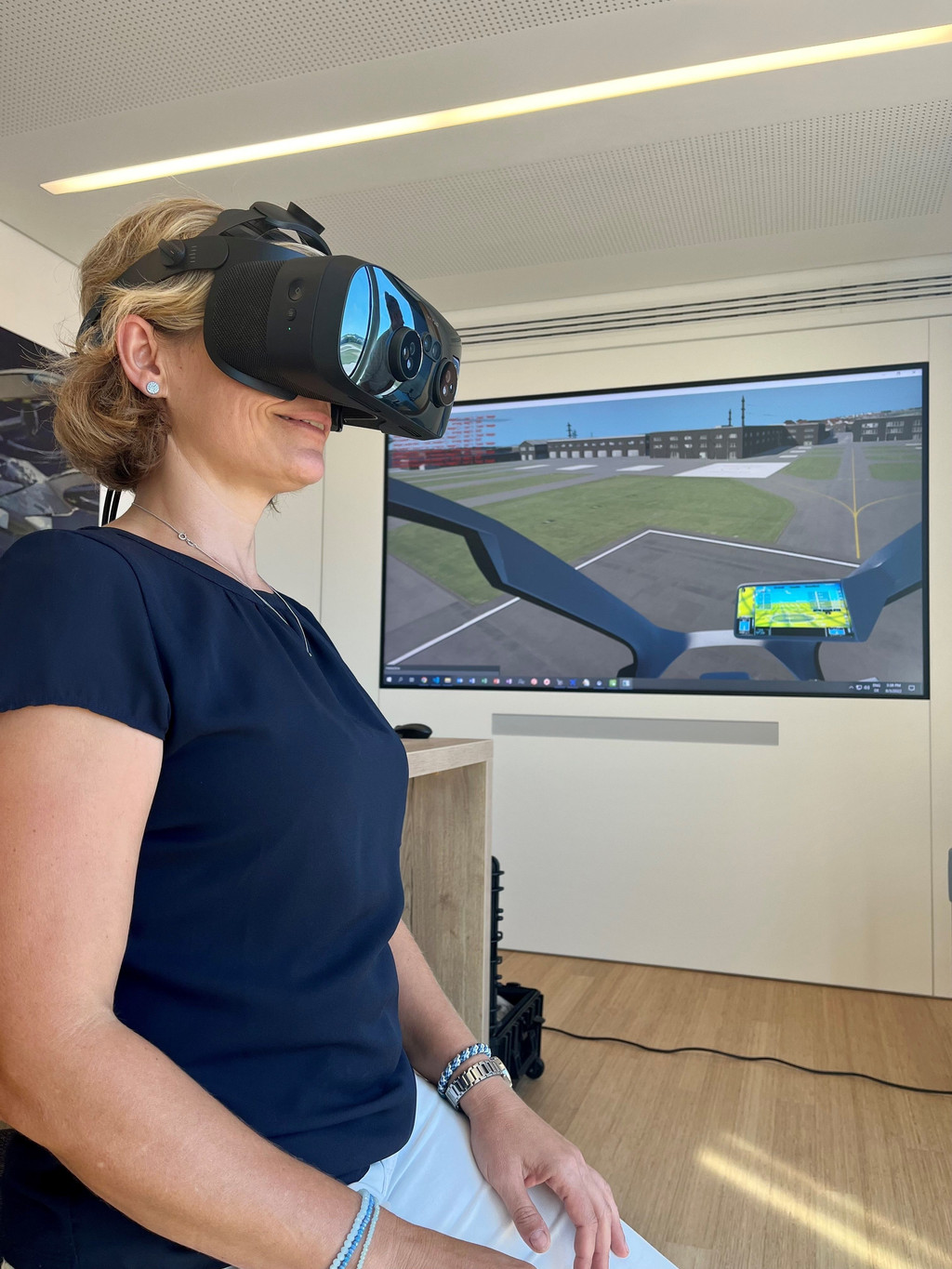 BR-Korrespondentin Judith Zacher im Selbstversuch beim virtuellen Flug via VR-Brille. 