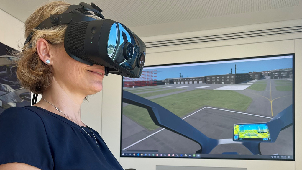 BR-Korrespondentin Judith Zacher im Selbstversuch beim virtuellen Flug via VR-Brille. 