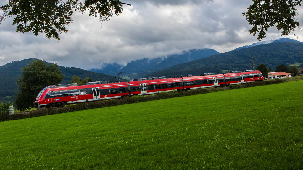Ein Zug der Werdenfelsbahn: Triebwagenzug Bombardier Talent 2 der Kochelseebahn bei Benediktbeuern (Oberbayern). 