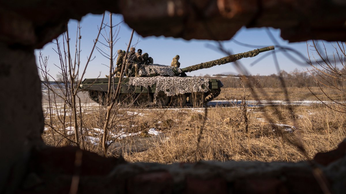 Ukrainische Soldaten der 3. Separat-Panzerbrigade fahren auf einem Panzer während einer Militärübung im Raum Charkiw (Archivbild).