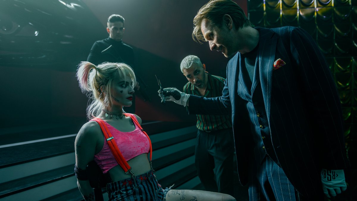 Gangsterboss Sionis (Ewan McGregor) schickt Harley Quinn (Margot Robbie) auf eine gefährliche Mission (Filmszene).