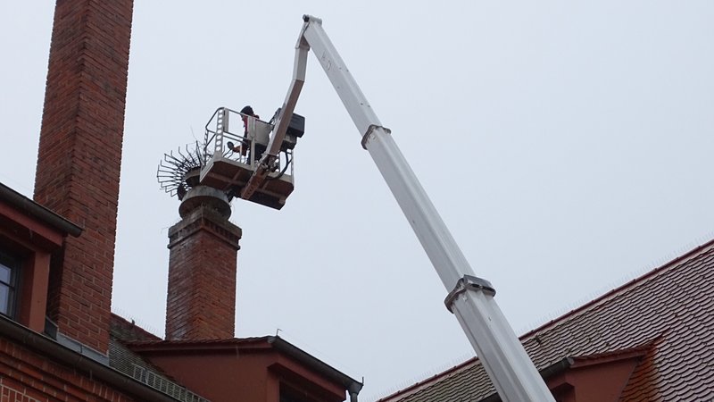 Nach der illegalen Beseitigung des Storchennests auf einer ehemaligen Brauerei in Fürth wurde ein neues Weidengeflecht angebracht. | Bild: Stadt Fürth Nach der illegalen Beseitigung des Storchennests auf einer ehemaligen Brauerei in Fürth wurde ein neues Weidengeflecht angebracht.