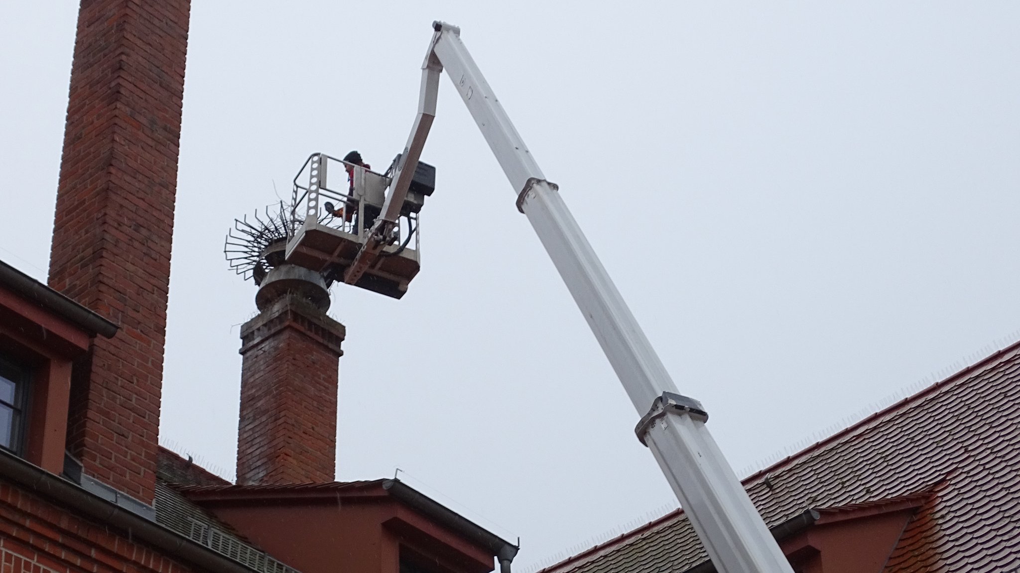 Nach der illegalen Beseitigung des Storchennests auf einer ehemaligen Brauerei in Fürth wurde ein neues Weidengeflecht angebracht.