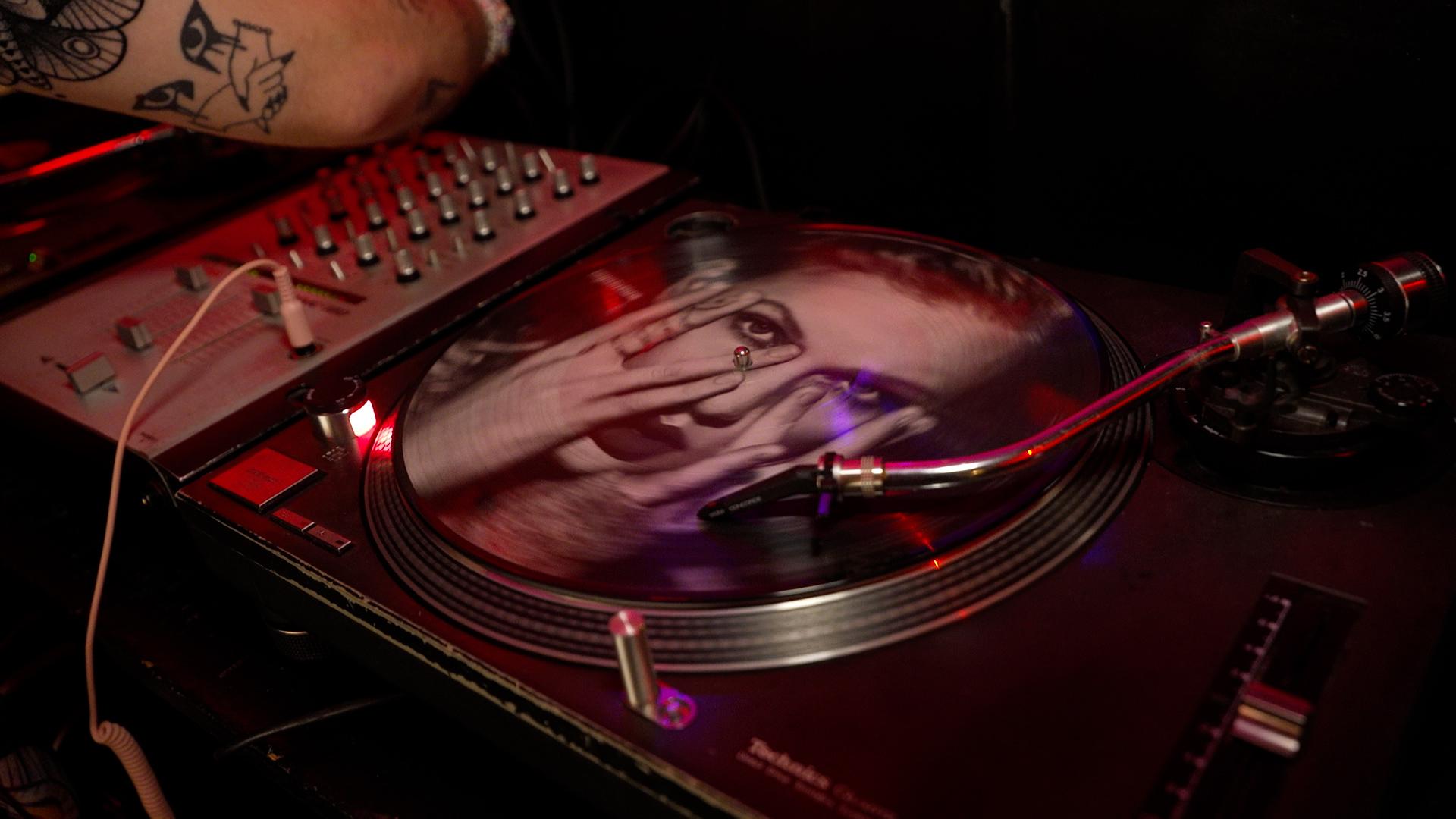 Eine Schallplatte auf einem Plattenspieler